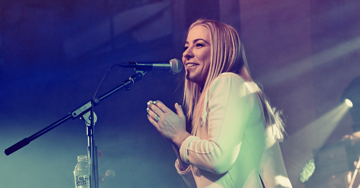 Lucy Spraggan thanks the audience at The British Country Music Festival